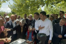 bakan-murat-kurum-elazigda-vatandaslara-asure-ikram-etti-bc3ksZVr.jpg