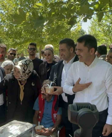 bakan-murat-kurum-elazigda-vatandaslara-asure-ikram-etti-bc3ksZVr.jpg