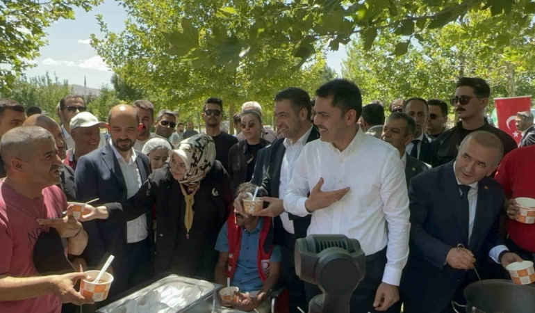 bakan-murat-kurum-elazigda-vatandaslara-asure-ikram-etti-bc3ksZVr.jpg