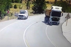 Böyle kaza görülmedi: Yol ortasındaki serçeyi kurtarmak isteyen adama kamyon çarptı boyle-kaza-gorulmedi-yol-ortasindaki-serceyi-kurtarmak-isteyen-adama-kamyon-carpti-D3rhbvLp.jpg