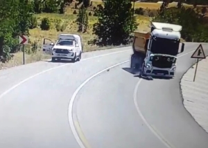 boyle-kaza-gorulmedi-yol-ortasindaki-serceyi-kurtarmak-isteyen-adama-kamyon-carpti-D3rhbvLp.jpg
