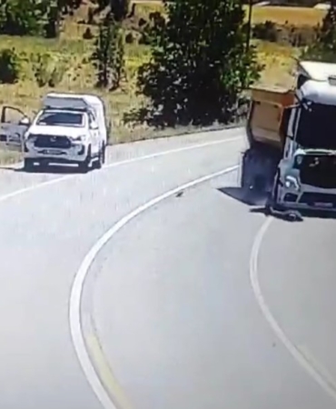 Böyle kaza görülmedi: Yol ortasındaki serçeyi kurtarmak isteyen adama kamyon çarptı boyle-kaza-gorulmedi-yol-ortasindaki-serceyi-kurtarmak-isteyen-adama-kamyon-carpti-D3rhbvLp.jpg
