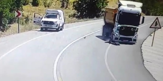 Böyle kaza görülmedi: Yol ortasındaki serçeyi kurtarmak isteyen adama kamyon çarptı Böyle kaza görülmedi: Yol ortasındaki serçeyi kurtarmak isteyen adama kamyon çarptı