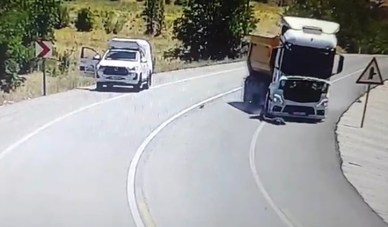 boyle-kaza-gorulmedi-yol-ortasindaki-serceyi-kurtarmak-isteyen-adama-kamyon-carpti-D3rhbvLp.jpg
