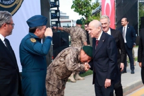 chp-ozel-harekat-baskaninin-bahcelinin-elini-opmesine-tepki-gosterdi-XjZQwsUV.jpg