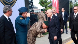chp-ozel-harekat-baskaninin-bahcelinin-elini-opmesine-tepki-gosterdi-XjZQwsUV.jpg