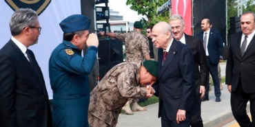chp-ozel-harekat-baskaninin-bahcelinin-elini-opmesine-tepki-gosterdi-XjZQwsUV.jpg