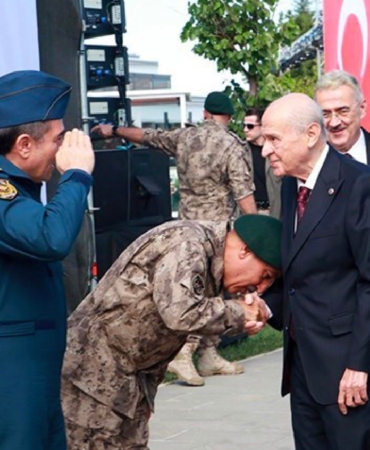 chp-ozel-harekat-baskaninin-bahcelinin-elini-opmesine-tepki-gosterdi-XjZQwsUV.jpg