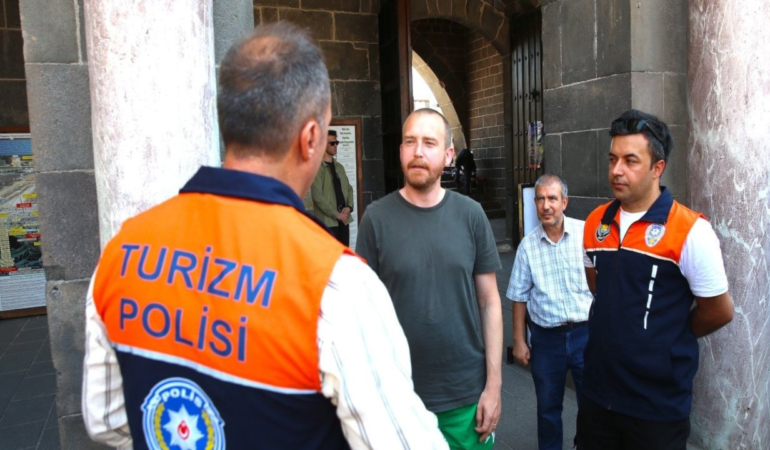 diyarbakirda-5-dil-konusan-turizm-polisi-goreve-basladi-kurtce-de-var-iSrNXNT1.jpg