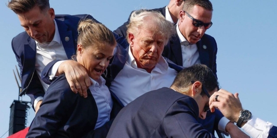 Donald Trump vurulduktan saniyeler sonra üç kez 'savaş' dedi Donald Trump vurulduktan saniyeler sonra üç kez ‘savaş’ dedi