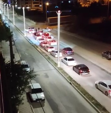 dugun-konvoyunda-aractan-inip-trafigi-durdurup-havaya-rastgele-ates-acti-WSlQL1sh.jpg