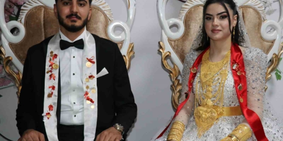 Düğünde geline 3 kilo altın, damada ise 4 milyon TL takıldı Düğünde geline 3 kilo altın, damada ise 4 milyon TL takıldı