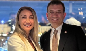 ekrem-imamoglu-esiyle-birlikte-pariste-olimpiyat-acilisinda-ndaZSiax.jpg