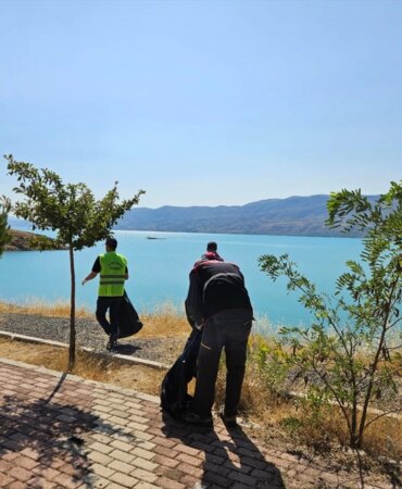 elazig-il-ozel-idaresi-ekiplerinden-hazar-golu-kiyisinda-cevre-temizligi-sVxKuacH.jpg