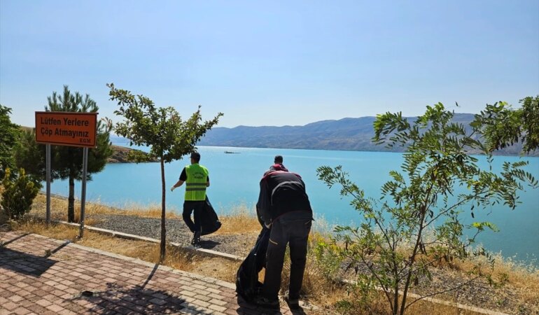 elazig-il-ozel-idaresi-ekiplerinden-hazar-golu-kiyisinda-cevre-temizligi-sVxKuacH.jpg