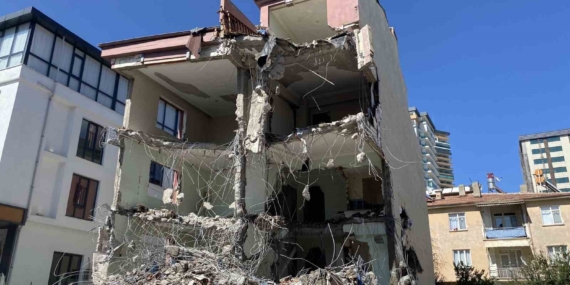 Elazığ’da 3 Katlı Bina, Yıkım Ekiplerinin 7 Saatlik Mücadelesine Rağmen Ayakta Kaldı Elazığ’da 3 Katlı Bina, Yıkım Ekiplerinin 7 Saatlik Mücadelesine Rağmen Ayakta Kaldı