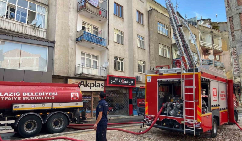 elazigda-5-katli-binanin-cati-katinda-yangin-cikti-b7UWwDHt.jpg