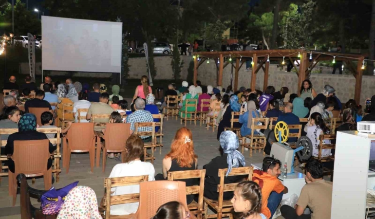 elazigda-acik-hava-sinema-gunleri-basladi-4bWmIONA.jpg