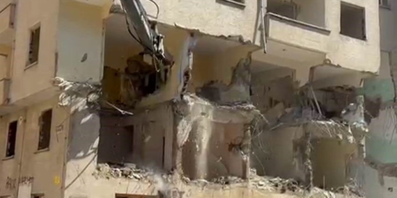 Elazığ’da Ağır Hasarlı Binaların Yıkımı Devam Ediyor Elazığ’da Ağır Hasarlı Binaların Yıkımı Devam Ediyor