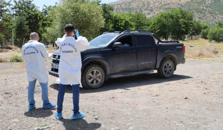 elazigda-arac-icerisinde-2-kisinin-cansiz-bedeni-bulundu-1EsaHpHI.jpg