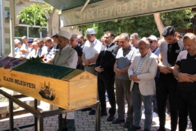 elazigda-eski-esi-tarafindan-13-yerinden-bicaklanan-kadin-son-yolculuguna-ugurlandi-62qVlnWF.jpg