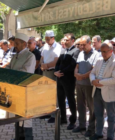 elazigda-eski-esi-tarafindan-13-yerinden-bicaklanan-kadin-son-yolculuguna-ugurlandi-62qVlnWF.jpg