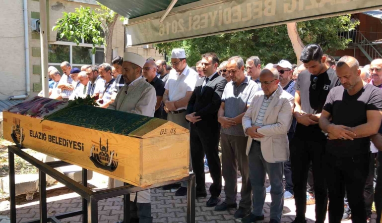 elazigda-eski-esi-tarafindan-13-yerinden-bicaklanan-kadin-son-yolculuguna-ugurlandi-62qVlnWF.jpg