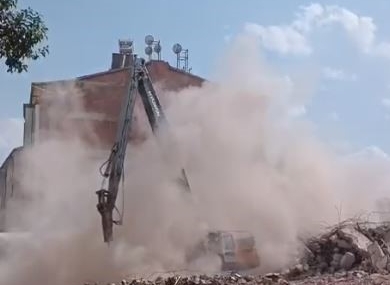 Elazığ'da hasarlı bina yıkımı esnasında operatör yürekleri ağza getirdi Elazığ’da hasarlı bina yıkımı esnasında operatör yürekleri ağza getirdi
