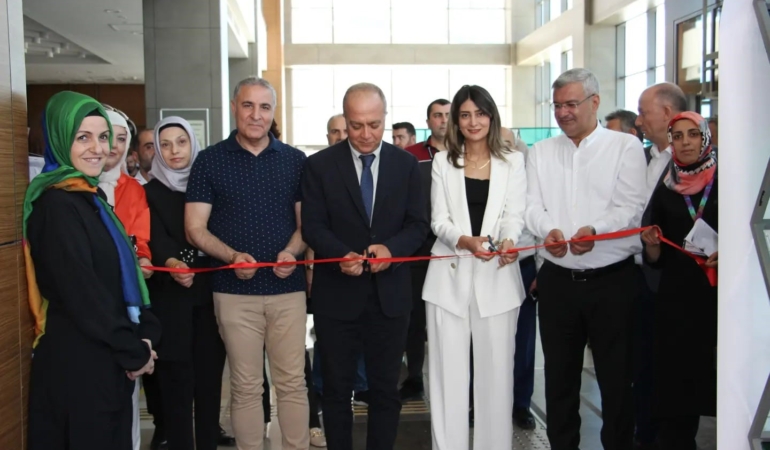 elazigda-hasta-ve-yakinlarinin-katkisi-ile-el-isi-ve-resim-sergisi-acildi-TveDvPjW.jpg