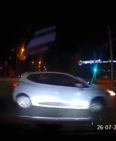 elazigda-kirmizi-isikta-gecen-arac-kazayi-kil-payi-atlatti-xidmGUH2.jpg