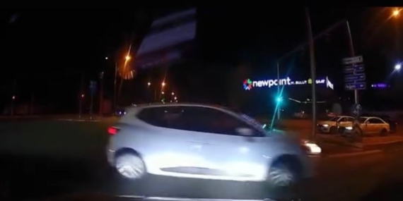 Elazığ'da Kırmızı Işıkta Geçen Araç Kazayı Kıl Payı Atlattı Elazığ’da Kırmızı Işıkta Geçen Araç Kazayı Kıl Payı Atlattı