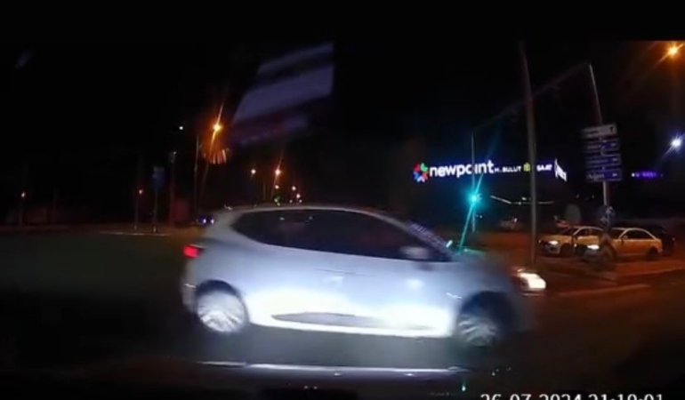 elazigda-kirmizi-isikta-gecen-arac-kazayi-kil-payi-atlatti-xidmGUH2.jpg