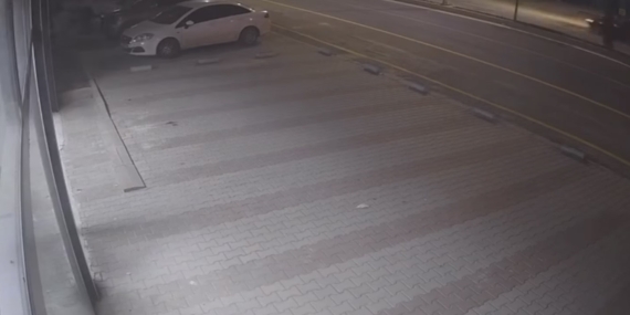 Elazığ’da Kontrolden Çıkan Araç Park Halindeki Otomobillere Çarptı: Bir Yaralı (VİDEO)