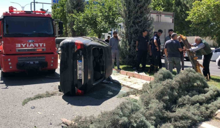 elazigda-kontrolden-cikan-otomobil-refuje-cikarak-agaclari-devirdi-1i-cocuk-3-yarali-Fm8IK6Ed.jpg