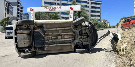 Elazığ’da Kontrolden Çıkan Otomobil Yan Yattı, Sürücü Sağ Salim Kurtuldu Elazığ’da Kontrolden Çıkan Otomobil Yan Yattı, Sürücü Sağ Salim Kurtuldu