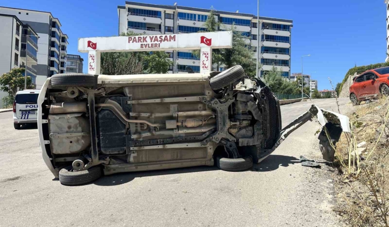 elazigda-kontrolden-cikan-otomobil-yan-yatti-surucu-sag-salim-kurtuldu-uKRudZsX.jpg