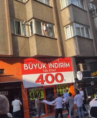 elazigda-korku-dolu-anlar-kucuk-cocuk-cama-cikinca-vatandaslar-asagida-carsaf-acti-gDkq3pz6.jpg