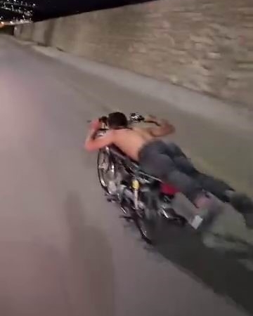 elazigda-motosikleti-uzerine-uzanarak-kullanan-sahis-trafigi-tehlikeye-atti-RV5RkzEQ.jpg