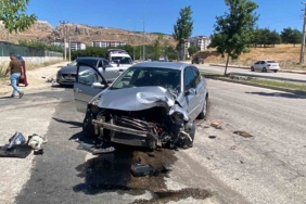 elazigda-otomobil-aydinlatma-diregine-carpti-1-yarali-uzVsWfVx.jpg