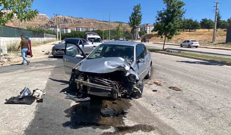 elazigda-otomobil-aydinlatma-diregine-carpti-1-yarali-uzVsWfVx.jpg