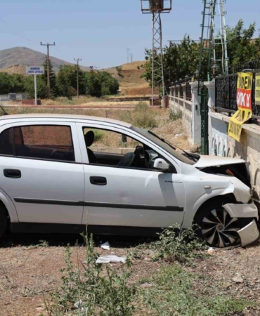 elazigda-otomobil-bahce-duvarina-carpti-aractaki-5-kisi-yaralandi-BqBVGEN4.jpg