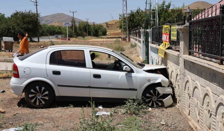 elazigda-otomobil-bahce-duvarina-carpti-aractaki-5-kisi-yaralandi-BqBVGEN4.jpg
