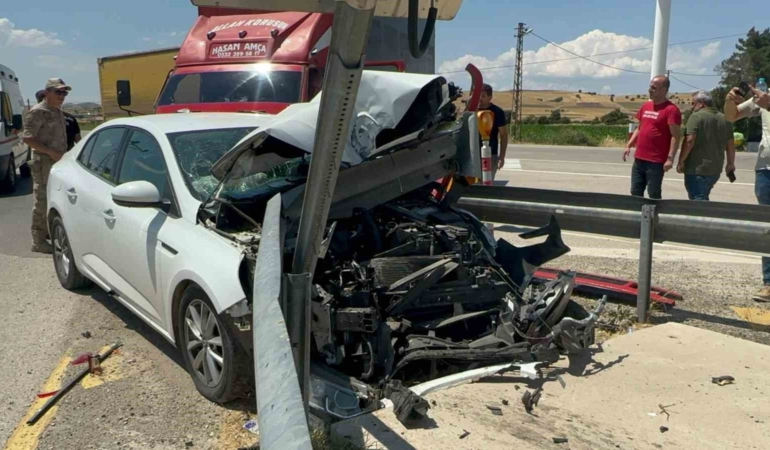 elazigda-otomobil-bariyerlere-saplandi-4-kisi-yaralandi-R4dwc6wg.jpg