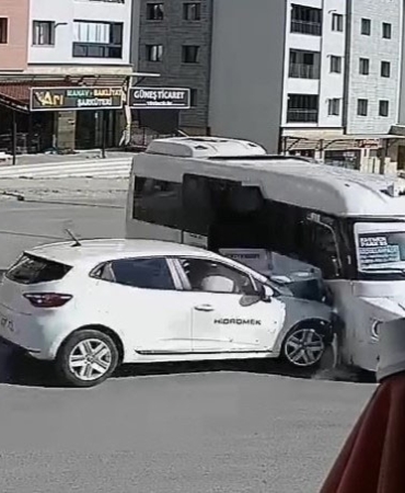 elazigda-otomobil-ile-minibusun-carpisma-ani-kameralara-yansidi-VWqm7ibd.jpg
