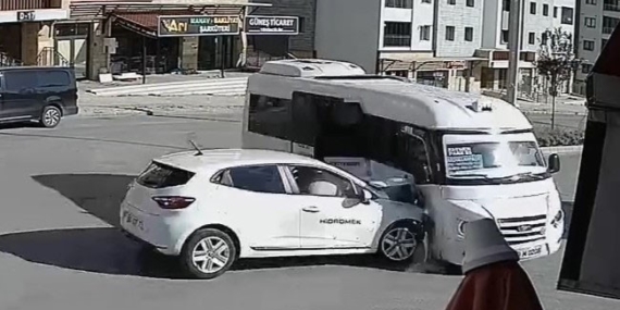 Elazığ’da otomobil ile minibüsün çarpışma anı kameralara yansıdı Elazığ’da otomobil ile minibüsün çarpışma anı kameralara yansıdı