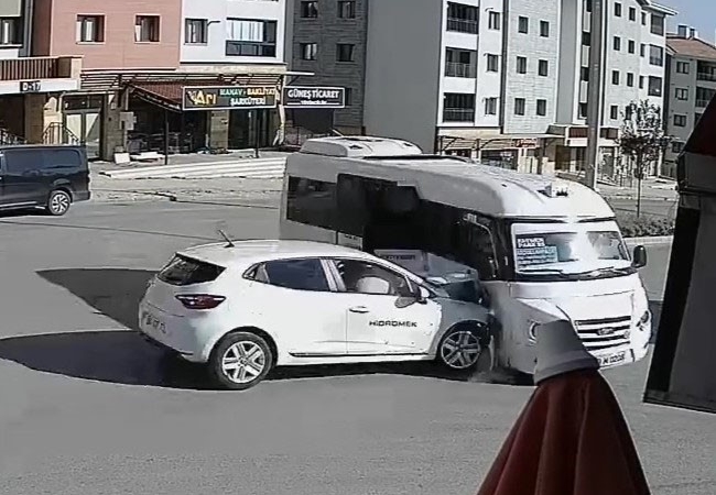 elazigda-otomobil-ile-minibusun-carpisma-ani-kameralara-yansidi-VWqm7ibd.jpg