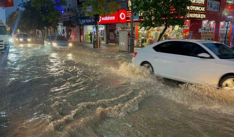 elazigda-saganak-etkili-oldu-yollar-gole-dondu-H3HeI9tU.jpg