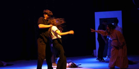 Elazığ’da sahnelenen tiyatro oyununda kadına yönelik şiddete dikkat çekildi