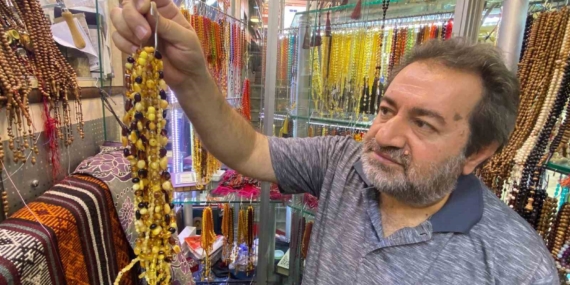 Elazığ'da Şifalı Damla Kehribar Kolyelere Yoğun İlgi Elazığ’da Şifalı Damla Kehribar Kolyelere Yoğun İlgi