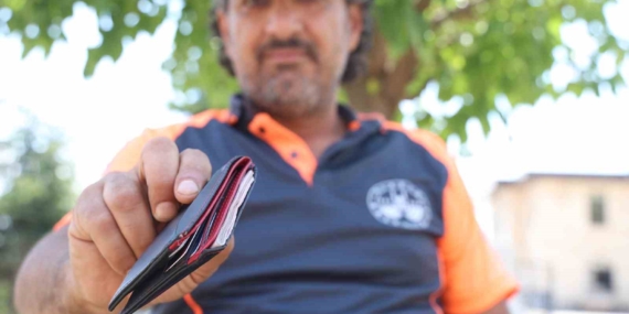 Elazığ'da Temizlik Görevlisi Bulduğu Cüzdanı Polise Teslim Etti (VİDEO) Elazığ’da Temizlik Görevlisi Bulduğu Cüzdanı Polise Teslim Etti (VİDEO)